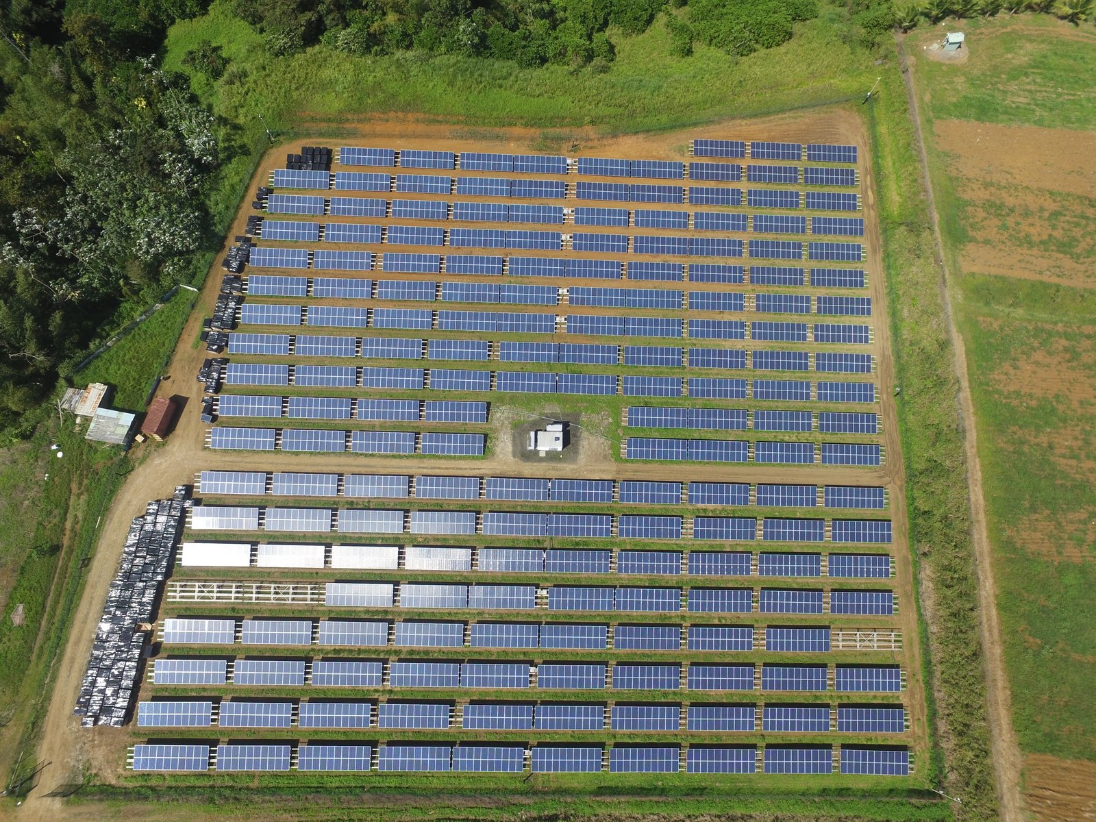 Vue drone centrale photovoltaïque au sol — Antilles