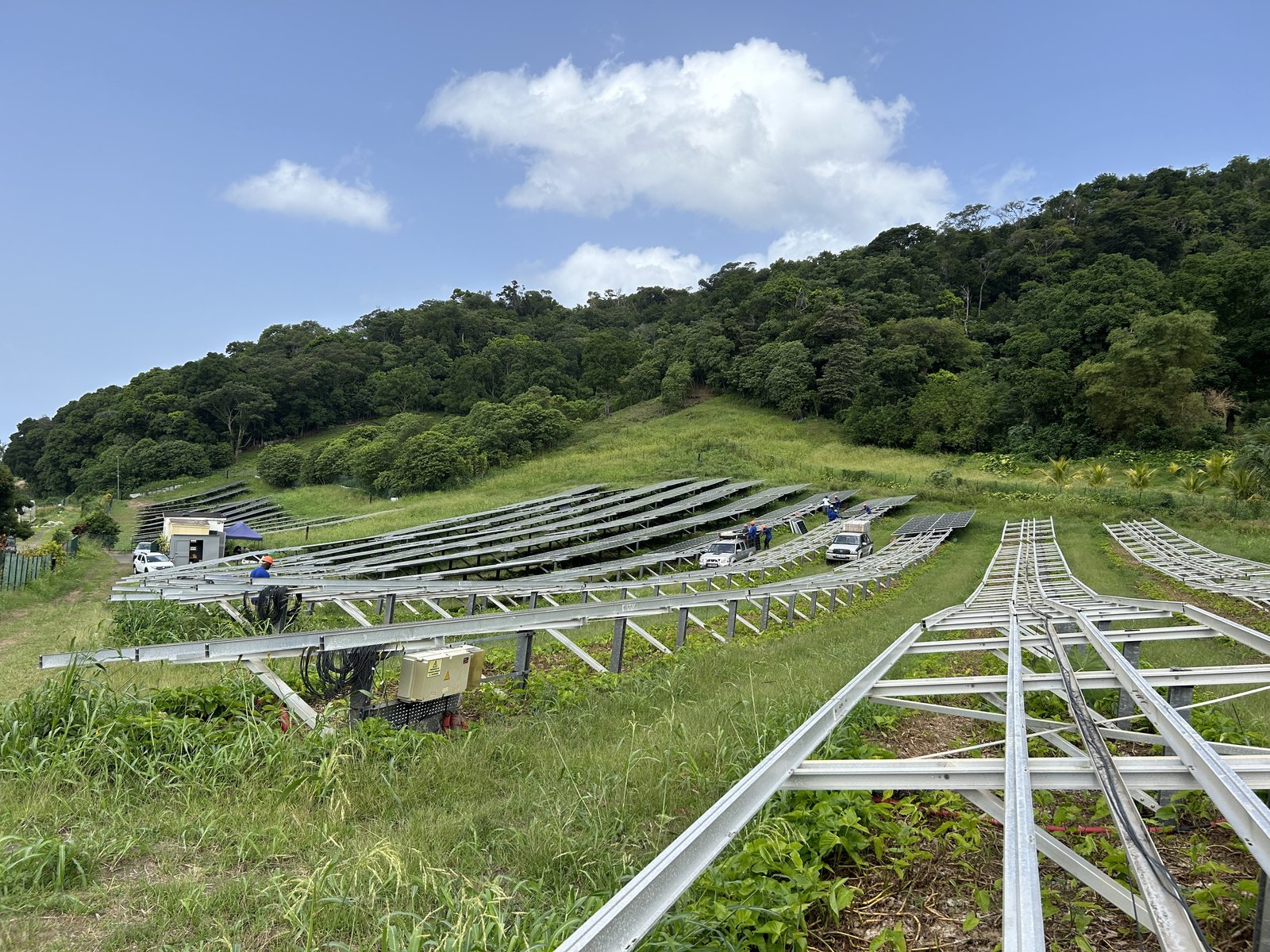 Vue drone chantier repowering centrale photovoltaïque au sol
