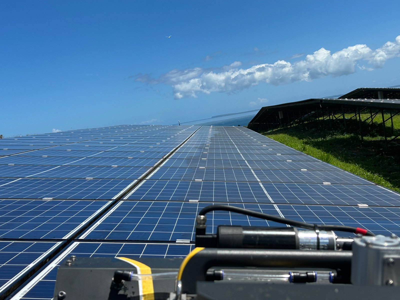 Robot SolarCleano sur centrale au sol — champ photovoltaïque