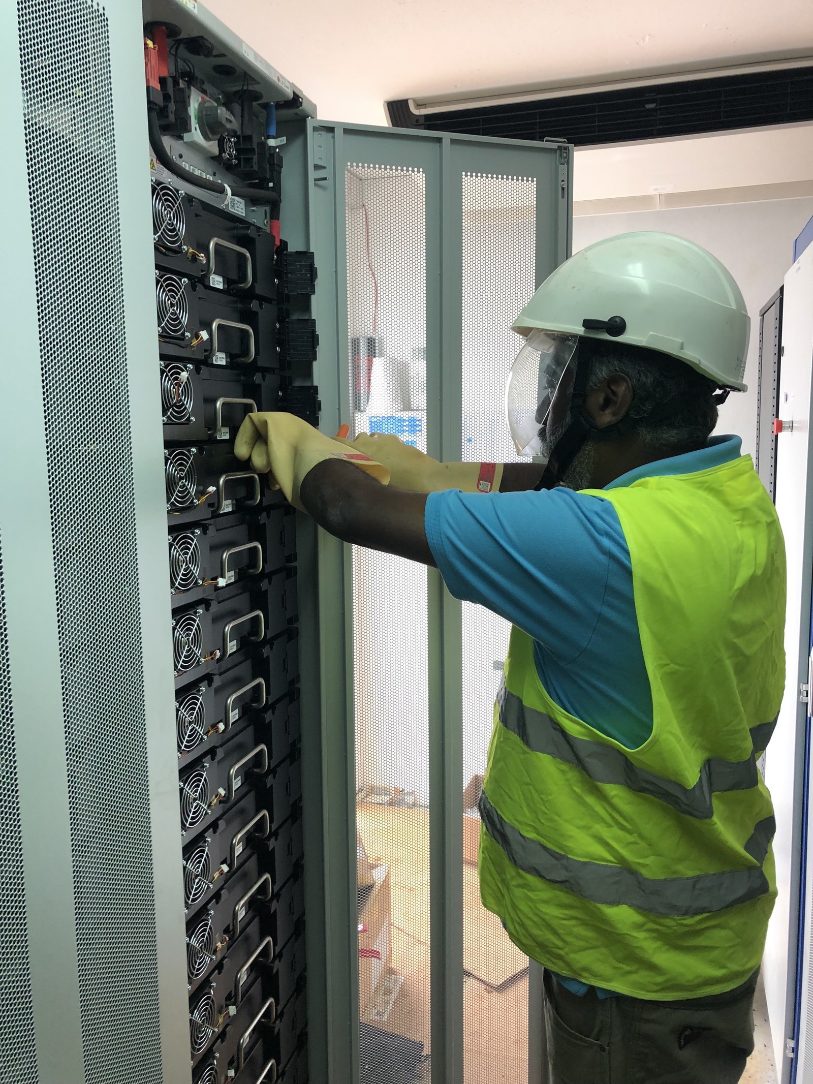 Technicien ICNT intervention sur rack batteries BESS